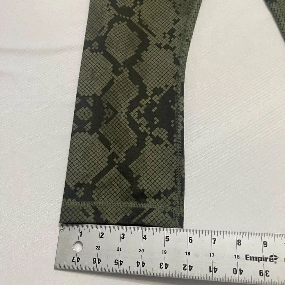 Lululemon Wunder Under 10 Green Snakeskin Luxtreme Crop RARE